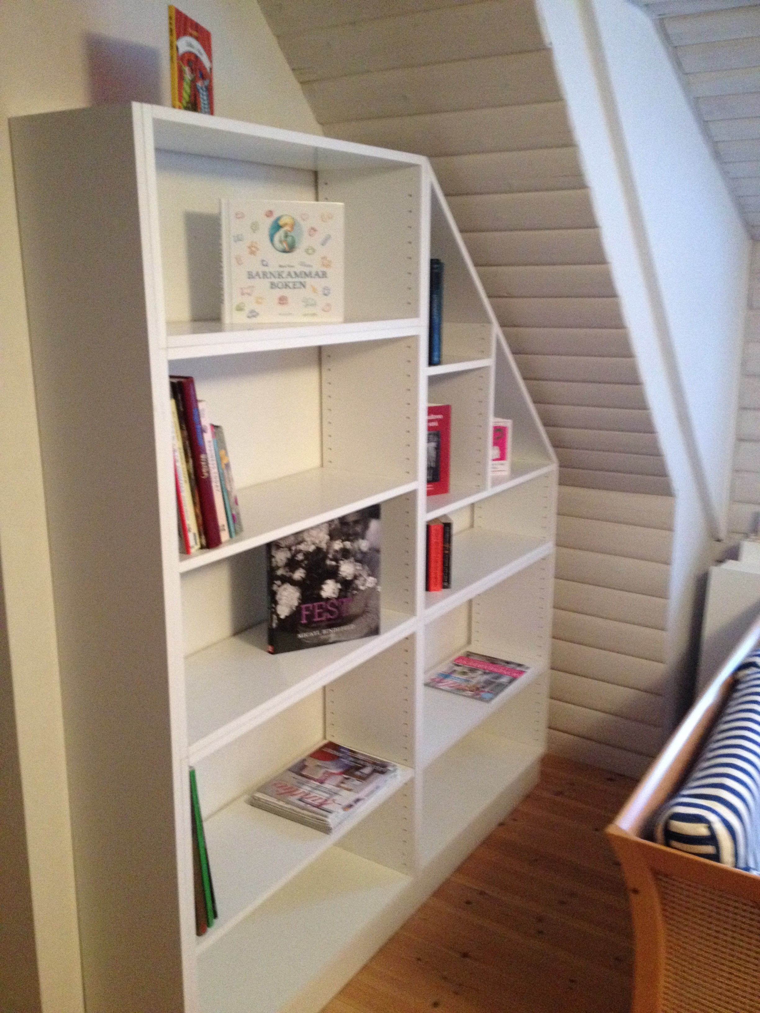 Plattsbyggd bokhylla